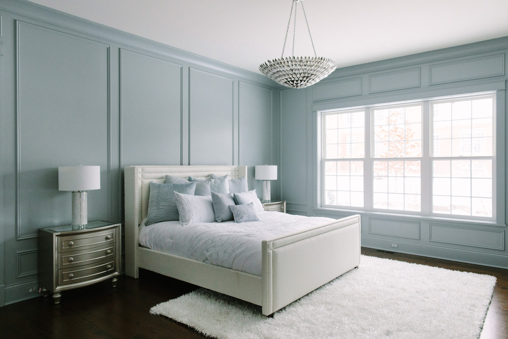 Imagen de dormitorio principal tradicional renovado de tamaño medio con paredes azules y suelo de madera oscura