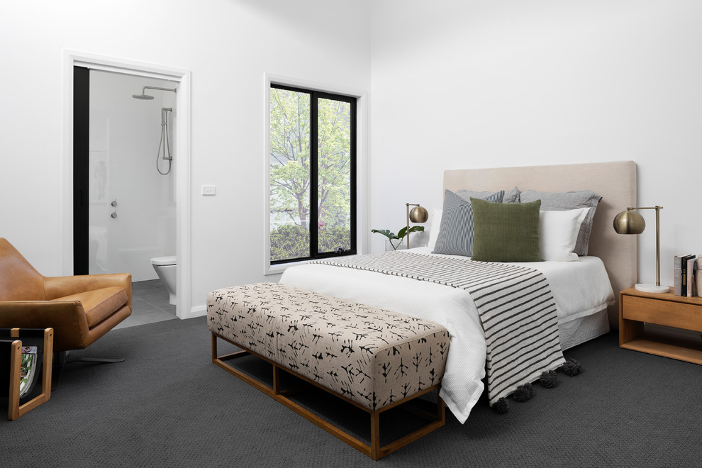 Пример оригинального дизайна: спальня в современном стиле с белыми стенами, ковровым покрытием и серым полом