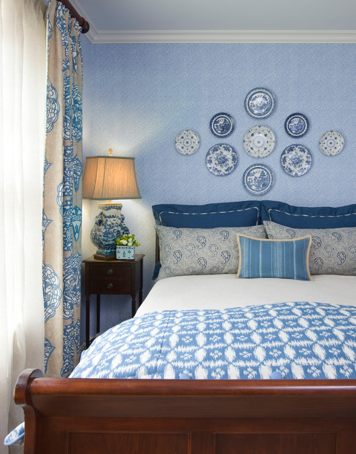 Modelo de habitación de invitados tradicional grande con paredes azules y suelo de madera en tonos medios