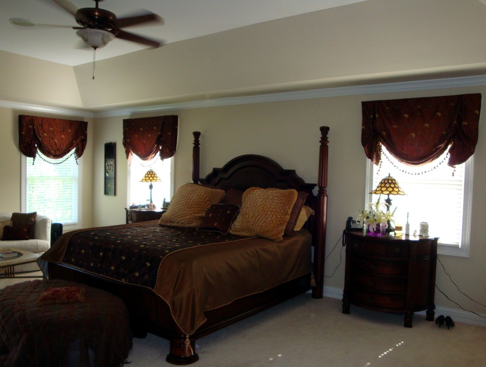 Diseño de dormitorio principal tradicional grande con paredes beige, moqueta y suelo beige