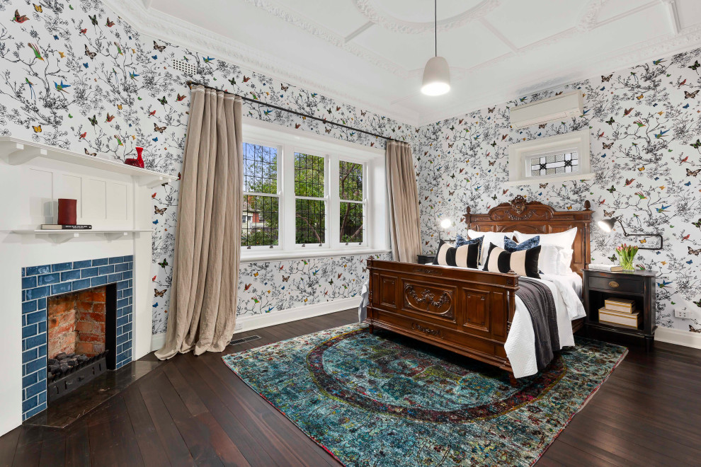 Пример оригинального дизайна: гостевая спальня среднего размера, (комната для гостей) в стиле неоклассика (современная классика) с угловым камином, коричневым полом, разноцветными стенами, темным паркетным полом и фасадом камина из плитки