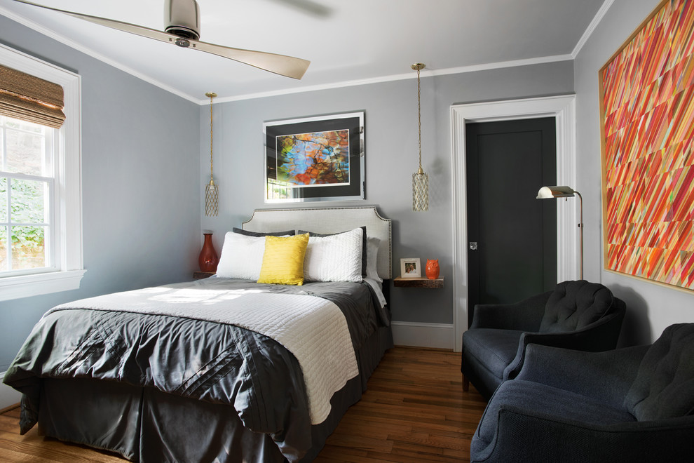 Kleines Modernes Hauptschlafzimmer mit blauer Wandfarbe und braunem Holzboden in Atlanta