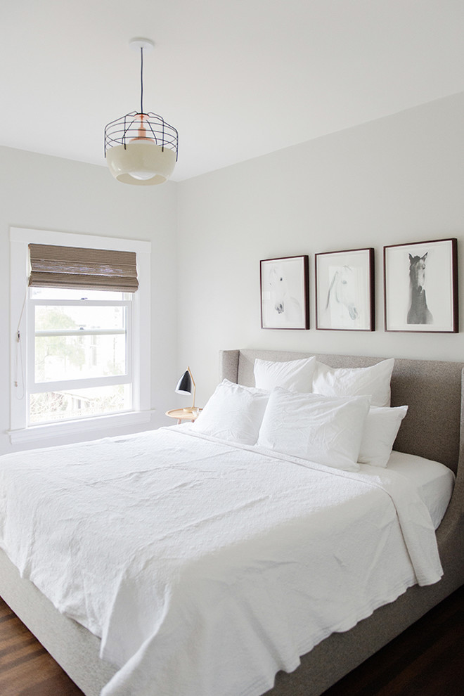 Idee per una camera da letto tradizionale con pareti grigie, parquet scuro e pavimento marrone
