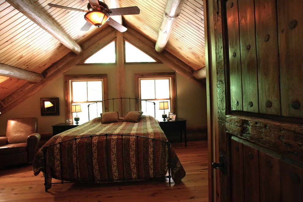 Foto de dormitorio principal rústico grande sin chimenea con paredes marrones y suelo de madera en tonos medios