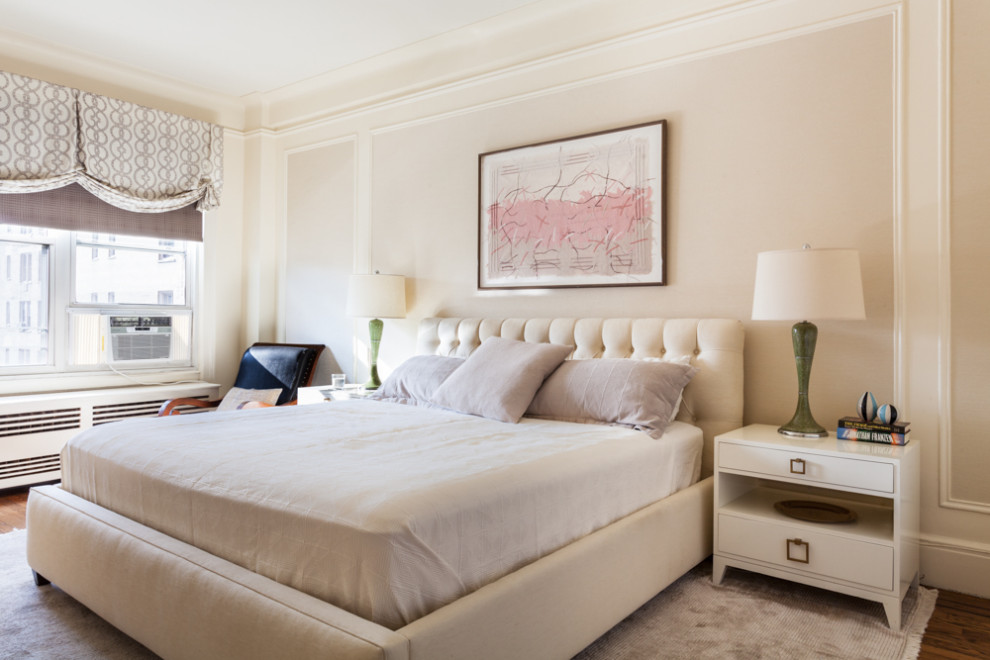Geräumiges Klassisches Hauptschlafzimmer mit beiger Wandfarbe, dunklem Holzboden, braunem Boden und Wandpaneelen in New York