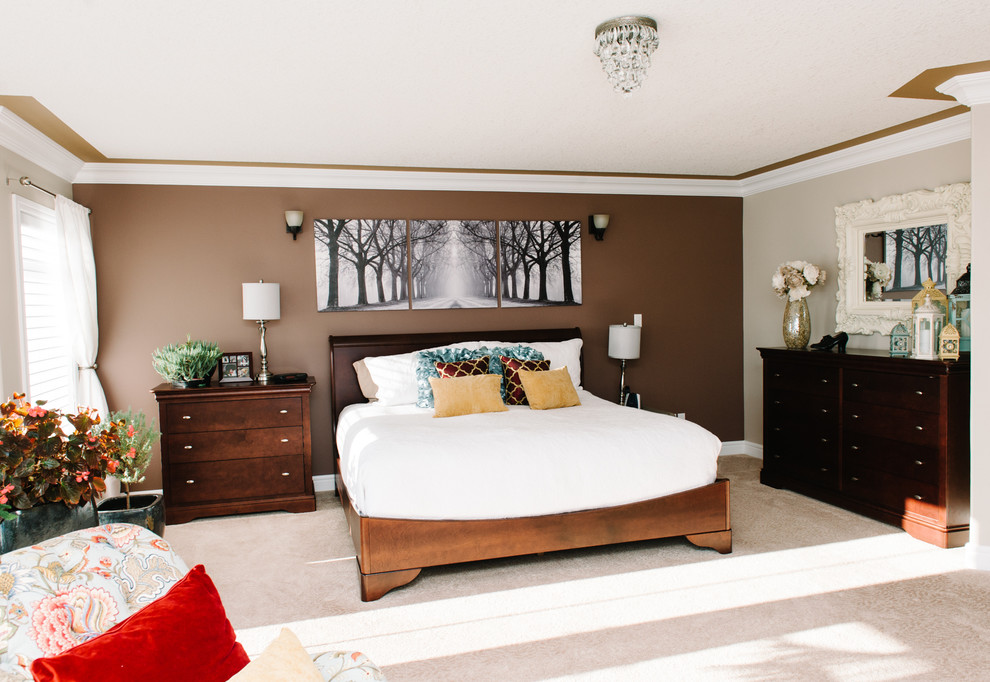 Foto de dormitorio principal tradicional grande sin chimenea con paredes beige y moqueta