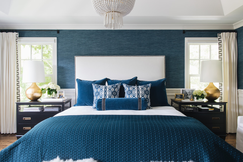 Ejemplo de dormitorio tradicional renovado con paredes azules, suelo de madera oscura y suelo marrón