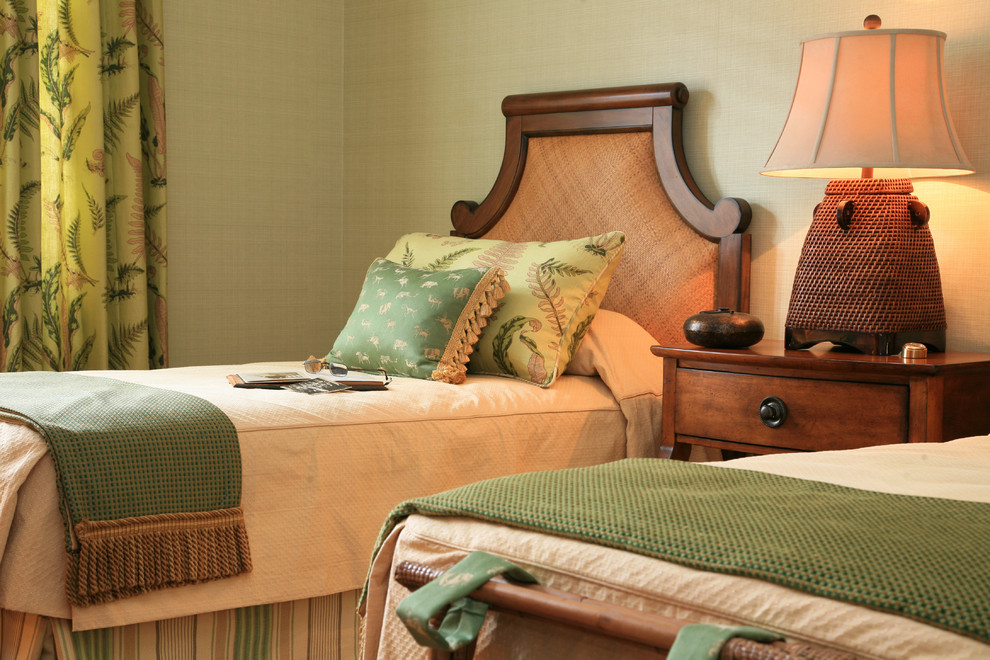 Foto de habitación de invitados exótica con paredes verdes
