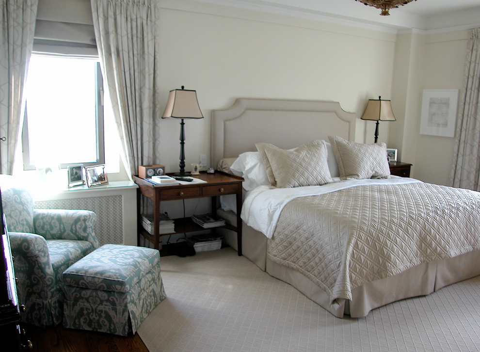 Diseño de dormitorio principal contemporáneo grande con paredes beige y suelo de madera en tonos medios
