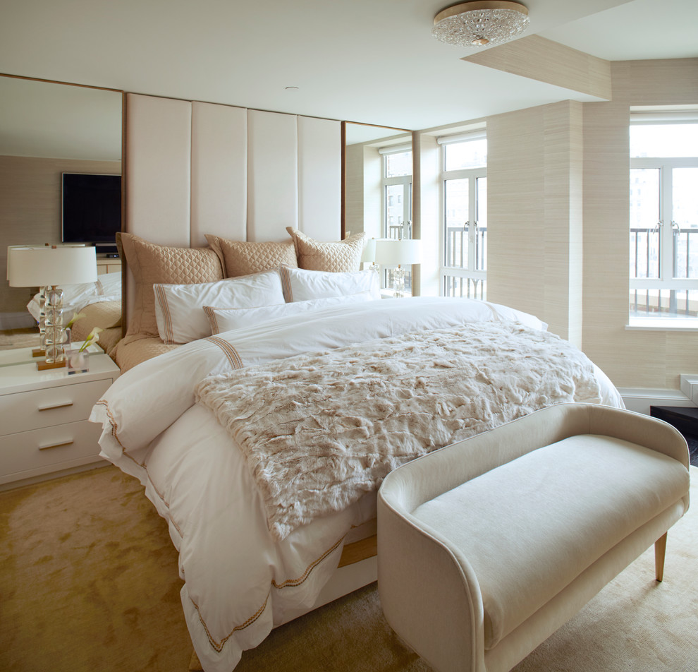 Стильный дизайн: хозяйская спальня среднего размера в стиле неоклассика (современная классика) с бежевыми стенами, ковровым покрытием и бежевым полом - последний тренд
