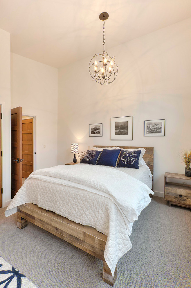 Modelo de dormitorio tradicional renovado con paredes blancas y moqueta