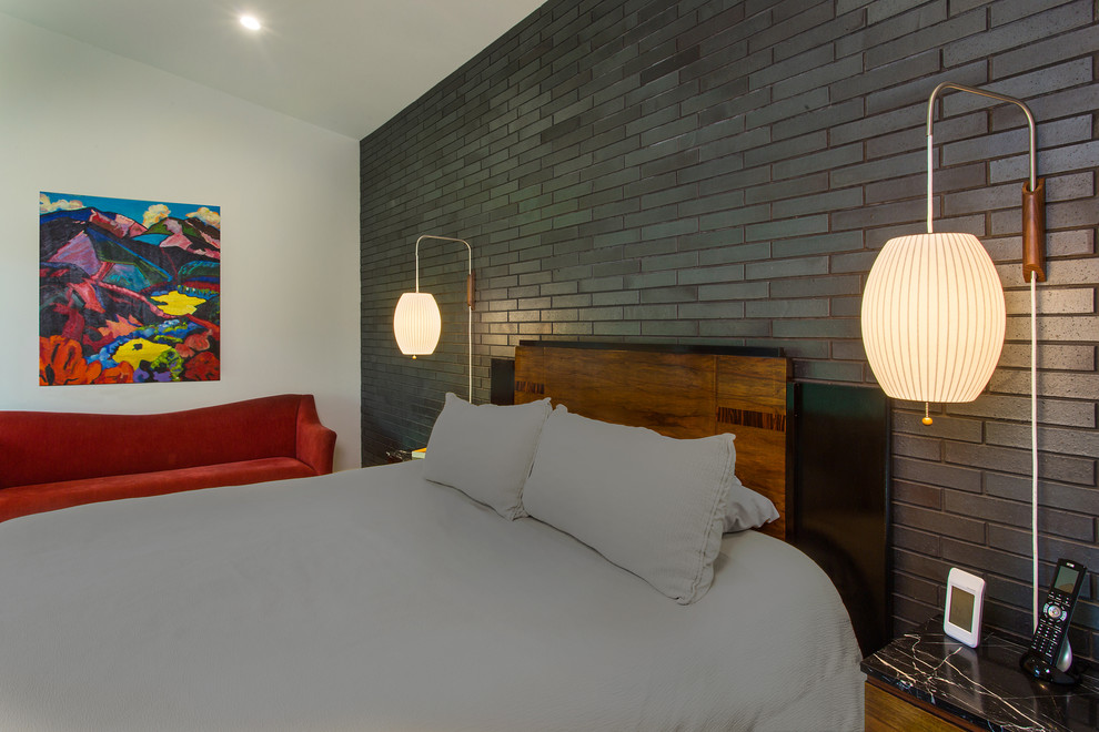 Идея дизайна: хозяйская спальня среднего размера в стиле ретро с белыми стенами, паркетным полом среднего тона и коричневым полом