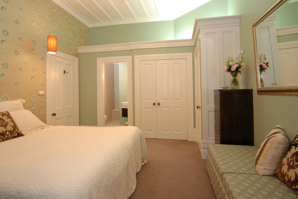 Réalisation d'une chambre tradition de taille moyenne avec un mur vert, aucune cheminée et un sol marron.