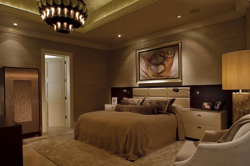 На фото: хозяйская спальня среднего размера в современном стиле с бежевыми стенами и полом из керамической плитки