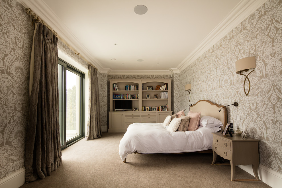 ロンドンにあるトランジショナルスタイルのおしゃれな主寝室のインテリア
