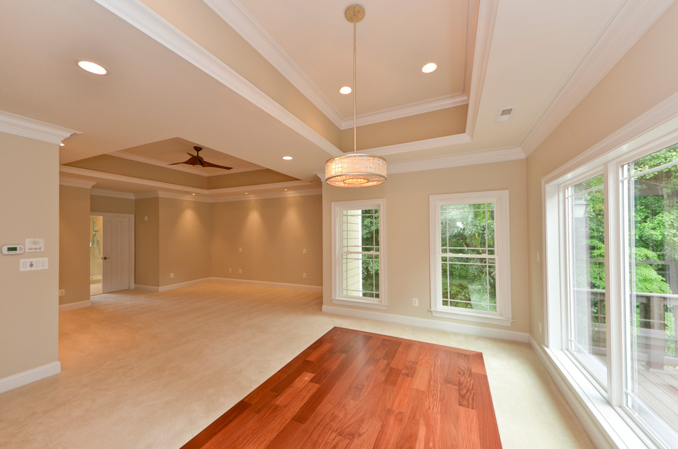 Klassisches Hauptschlafzimmer mit beiger Wandfarbe, Teppichboden und beigem Boden in Washington, D.C.