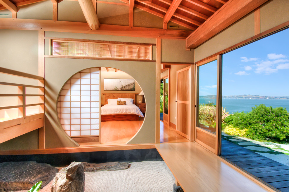 Großes Asiatisches Hauptschlafzimmer mit beiger Wandfarbe und hellem Holzboden in San Francisco