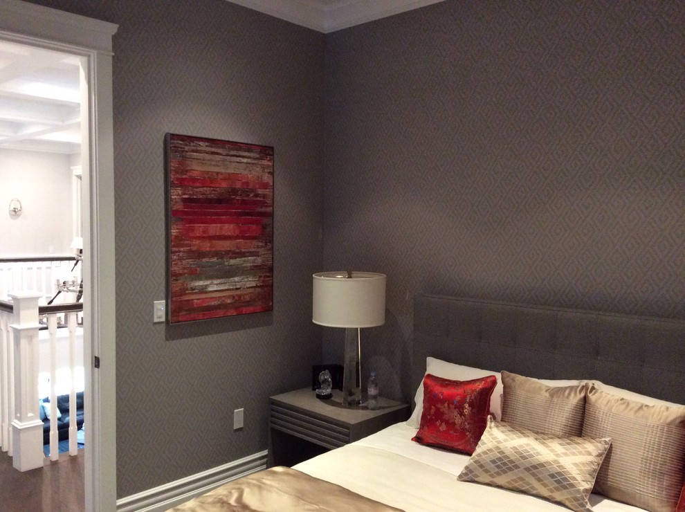 Imagen de habitación de invitados tradicional de tamaño medio sin chimenea con paredes grises y suelo de madera oscura