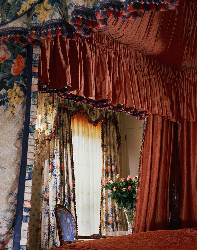 На фото: спальня в викторианском стиле с