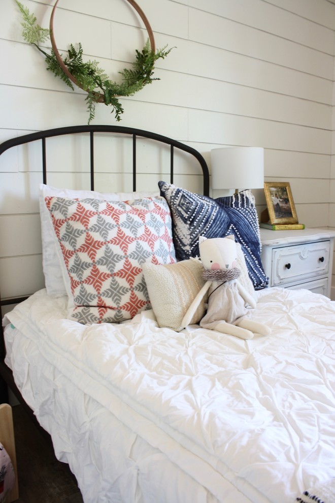 На фото: спальня в стиле кантри с белыми стенами и полом из винила
