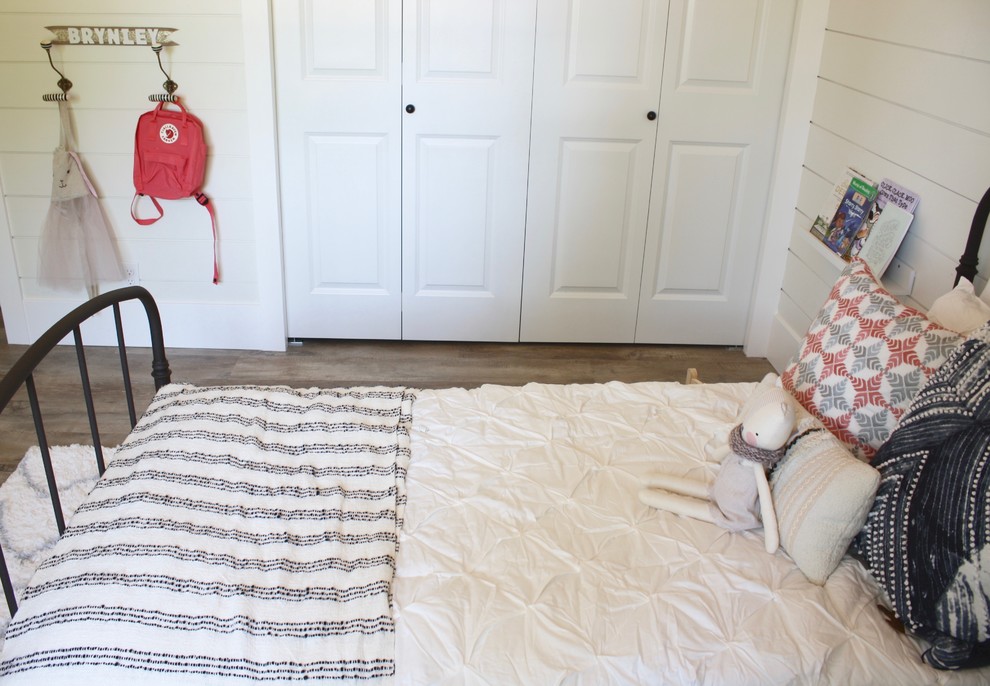 Landhausstil Schlafzimmer mit weißer Wandfarbe und Vinylboden in Seattle