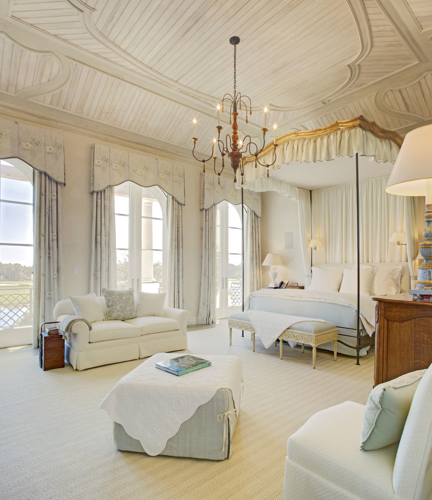 На фото: огромная хозяйская спальня в викторианском стиле с бежевыми стенами, ковровым покрытием и бежевым полом