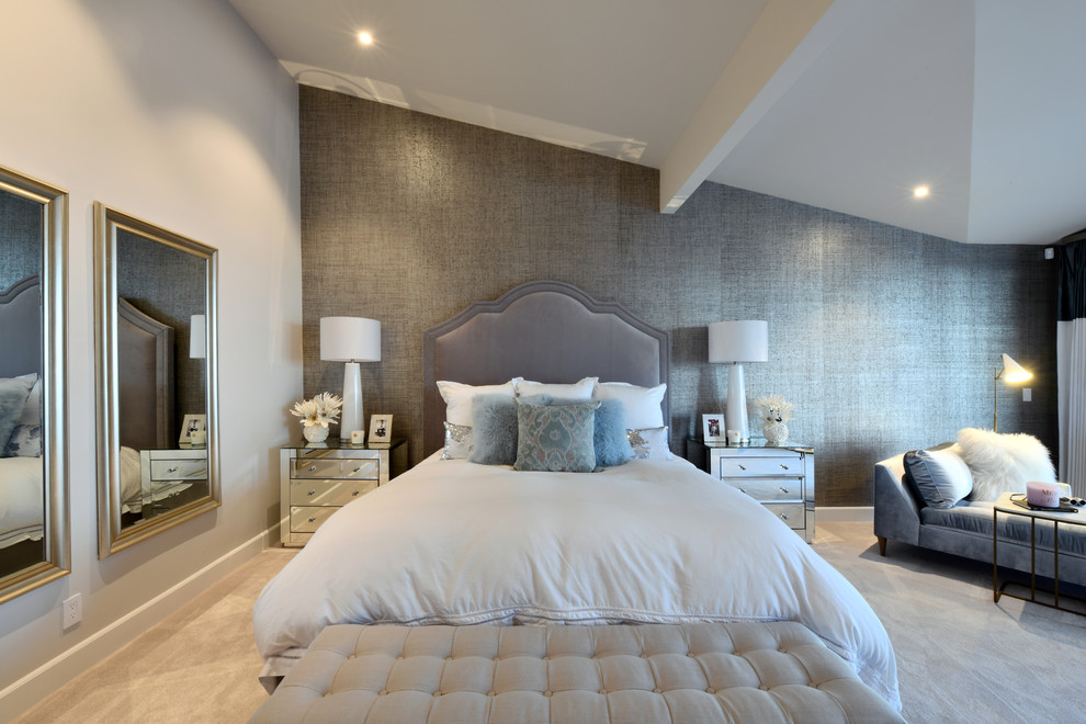 サンディエゴにあるトランジショナルスタイルのおしゃれな主寝室 (白い壁、カーペット敷き、ベージュの床、アクセントウォール)