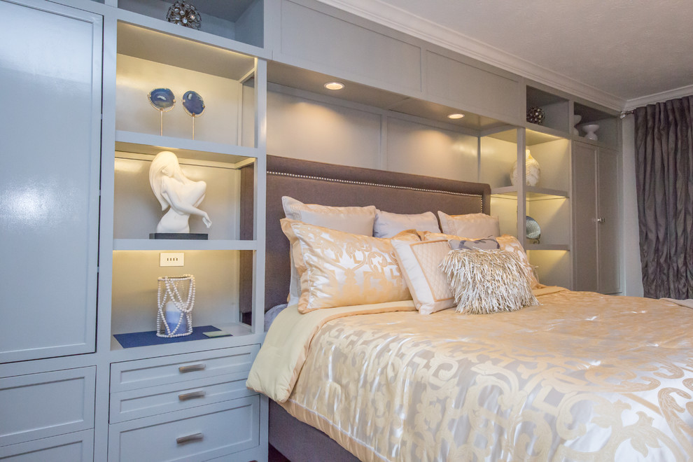 Свежая идея для дизайна: большая хозяйская спальня в стиле неоклассика (современная классика) с серыми стенами и паркетным полом среднего тона - отличное фото интерьера