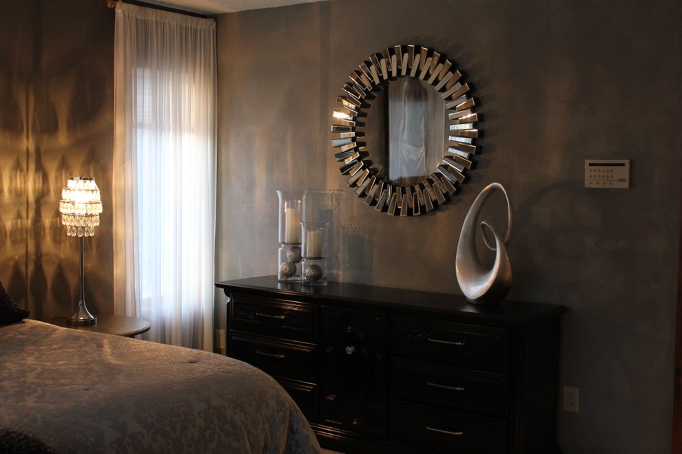 Стильный дизайн: хозяйская спальня среднего размера в стиле неоклассика (современная классика) с серыми стенами, ковровым покрытием и бежевым полом - последний тренд