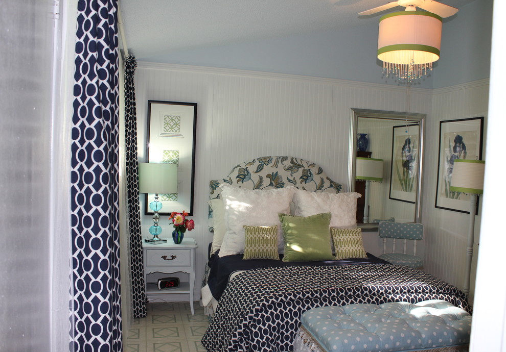 Cette photo montre une petite chambre parentale chic avec un mur blanc, un sol en linoléum, un sol bleu, un plafond voûté et boiseries.