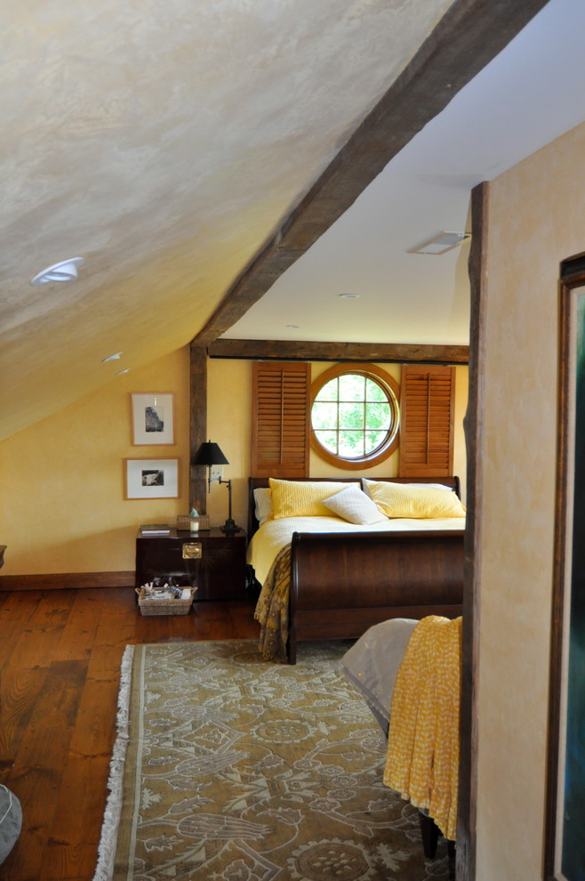 Стильный дизайн: большая хозяйская спальня в классическом стиле с желтыми стенами, темным паркетным полом и коричневым полом без камина - последний тренд
