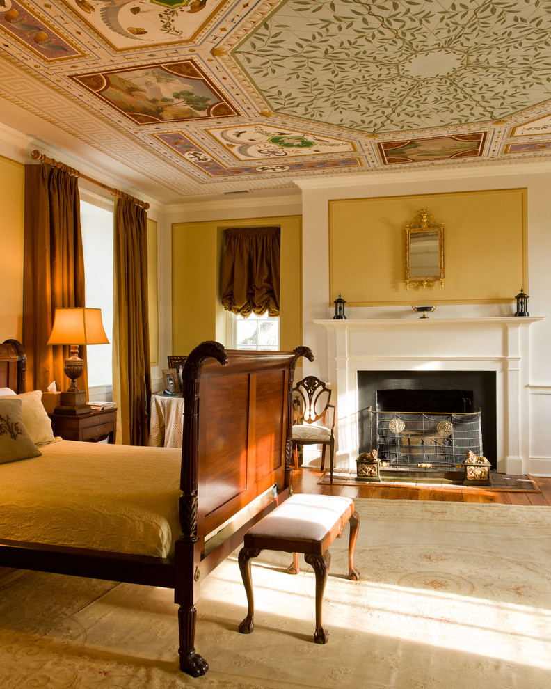ワシントンD.C.にあるトラディショナルスタイルのおしゃれな寝室 (黄色い壁、濃色無垢フローリング、標準型暖炉) のインテリア