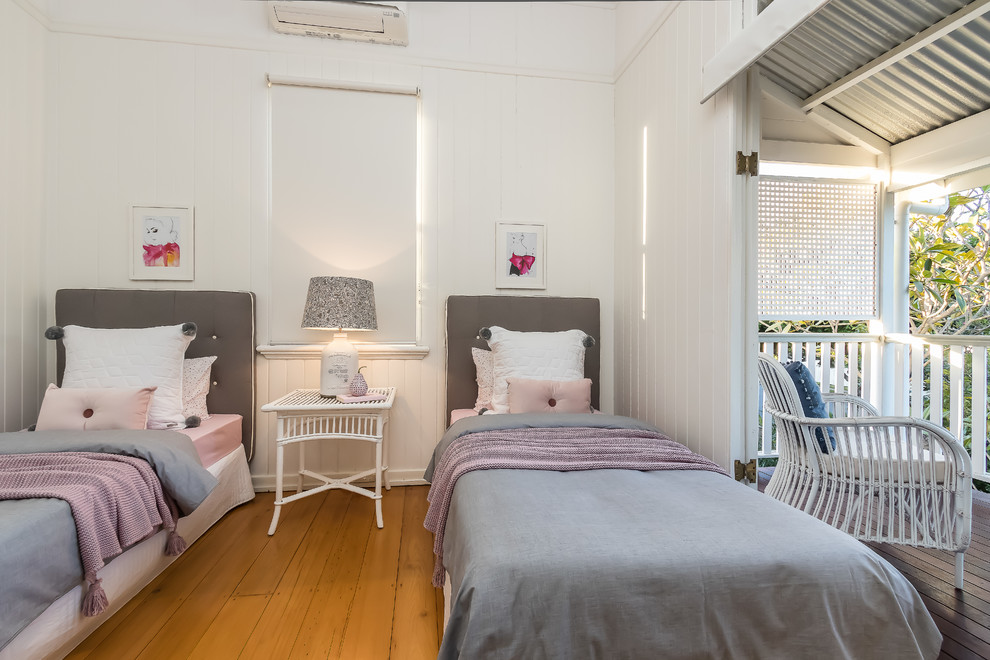 Источник вдохновения для домашнего уюта: гостевая спальня (комната для гостей) в морском стиле с белыми стенами, паркетным полом среднего тона и бежевым полом