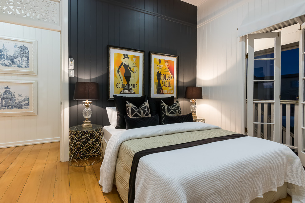 Modelo de habitación de invitados marinera con paredes blancas, suelo de madera clara y suelo beige