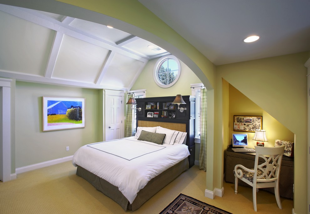 Foto de dormitorio clásico con paredes verdes, moqueta y con escritorio