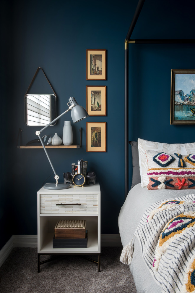 Diseño de habitación de invitados ecléctica de tamaño medio con paredes azules, moqueta y suelo beige