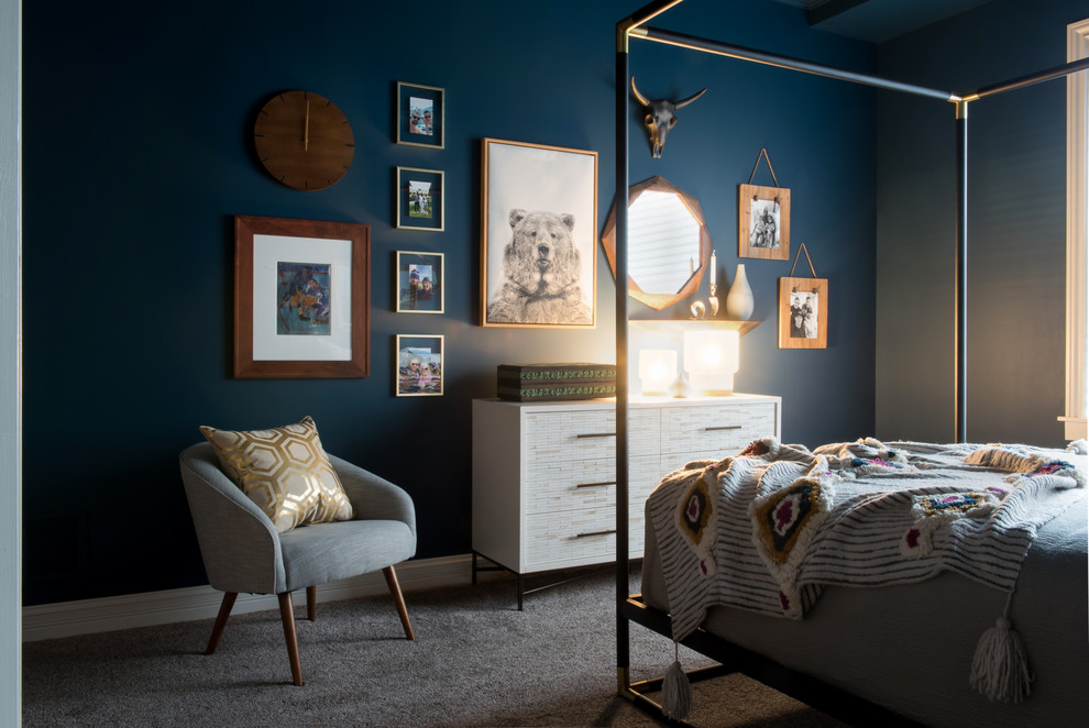 Mittelgroßes Stilmix Gästezimmer mit blauer Wandfarbe, Teppichboden und beigem Boden in St. Louis