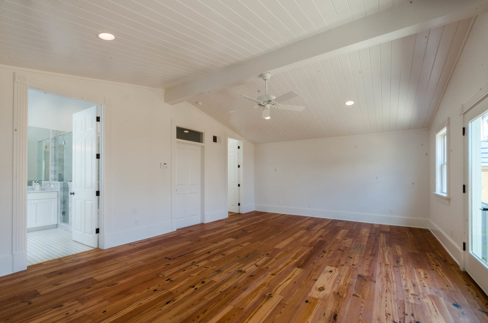 Idee per una camera matrimoniale tradizionale di medie dimensioni con pareti bianche e pavimento in legno massello medio