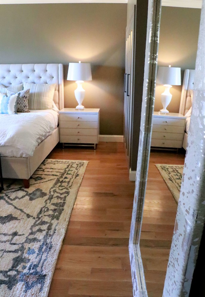 Immagine di una camera matrimoniale moderna di medie dimensioni con pareti beige e parquet chiaro