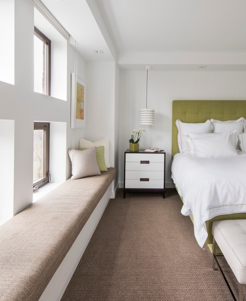 Пример оригинального дизайна: хозяйская спальня среднего размера в современном стиле с белыми стенами и ковровым покрытием без камина