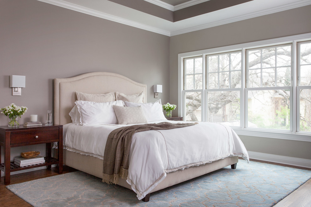 На фото: хозяйская спальня среднего размера в стиле неоклассика (современная классика) с серыми стенами и паркетным полом среднего тона без камина