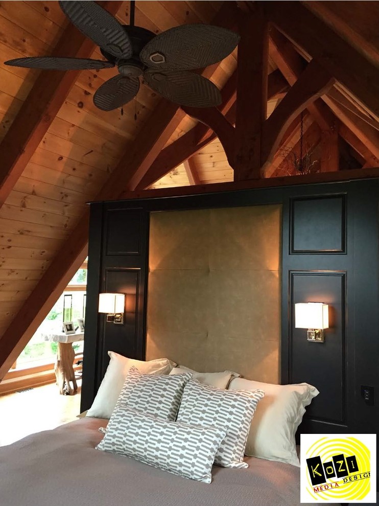 Foto di una camera da letto stile loft mediterranea di medie dimensioni con pareti marroni e parquet chiaro