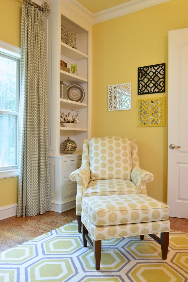 Пример оригинального дизайна: гостевая спальня среднего размера, (комната для гостей) в стиле неоклассика (современная классика) с желтыми стенами и паркетным полом среднего тона