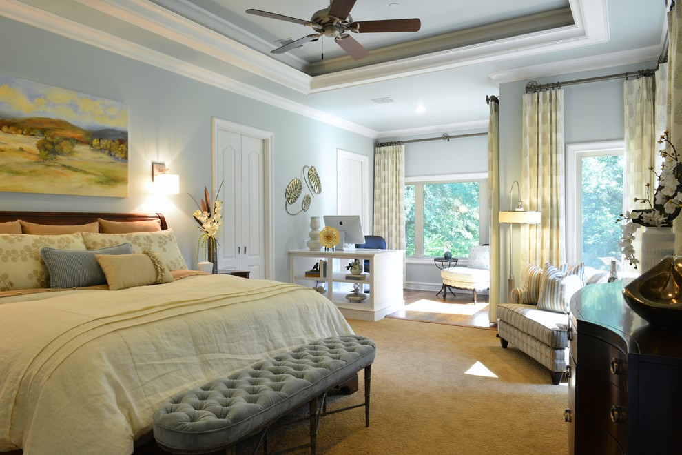 Foto de dormitorio principal tradicional renovado grande con moqueta, paredes azules y suelo beige
