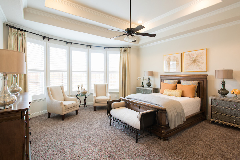Свежая идея для дизайна: большая хозяйская спальня в классическом стиле с белыми стенами, ковровым покрытием и коричневым полом - отличное фото интерьера