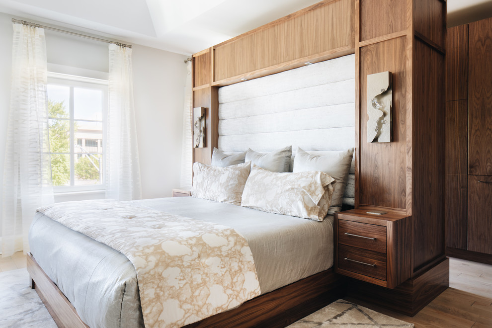 Ejemplo de dormitorio principal contemporáneo de tamaño medio con paredes grises, suelo de madera clara, todas las chimeneas y marco de chimenea de baldosas y/o azulejos