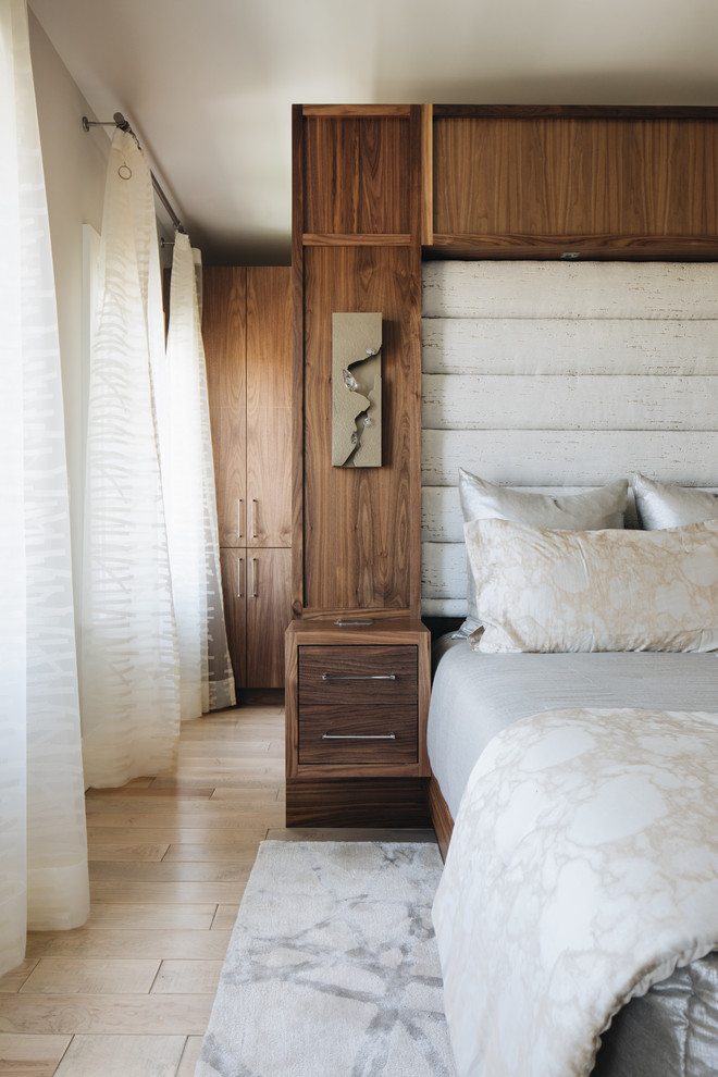 Ejemplo de dormitorio principal actual de tamaño medio con paredes grises, suelo de madera clara, todas las chimeneas y marco de chimenea de baldosas y/o azulejos