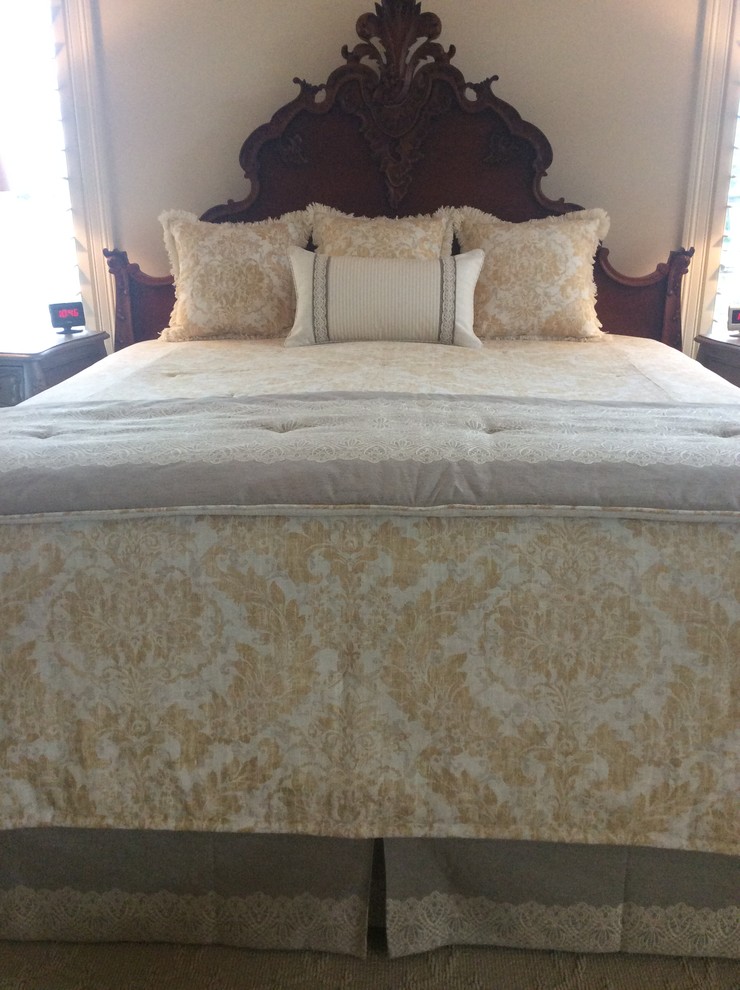 Large traditional master bedroom in Cincinnati with beige walls.