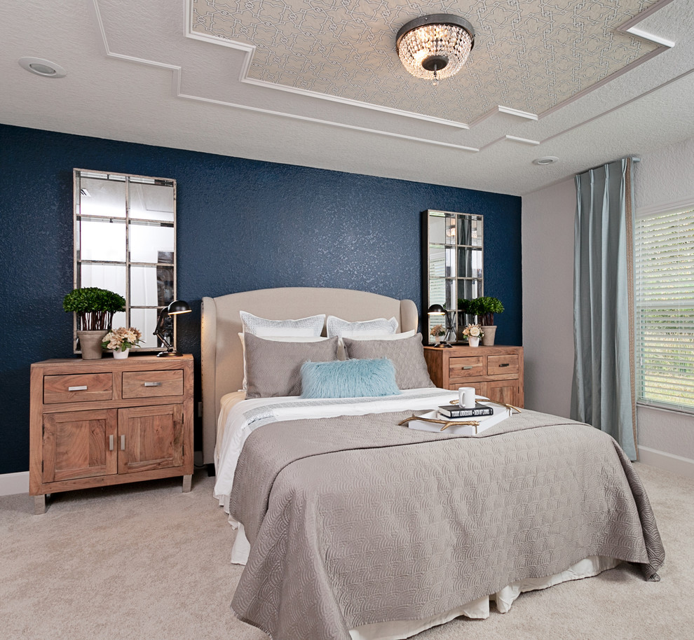 На фото: большая хозяйская спальня в стиле кантри с синими стенами, ковровым покрытием и бежевым полом без камина