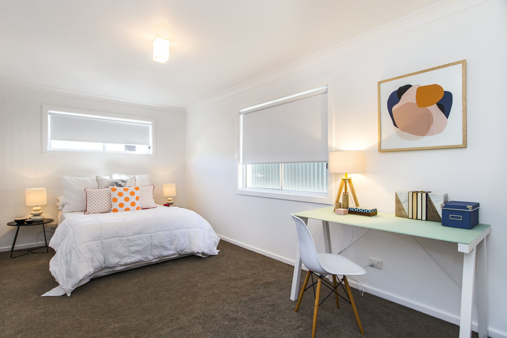 Пример оригинального дизайна: гостевая спальня (комната для гостей) в современном стиле с белыми стенами и ковровым покрытием без камина